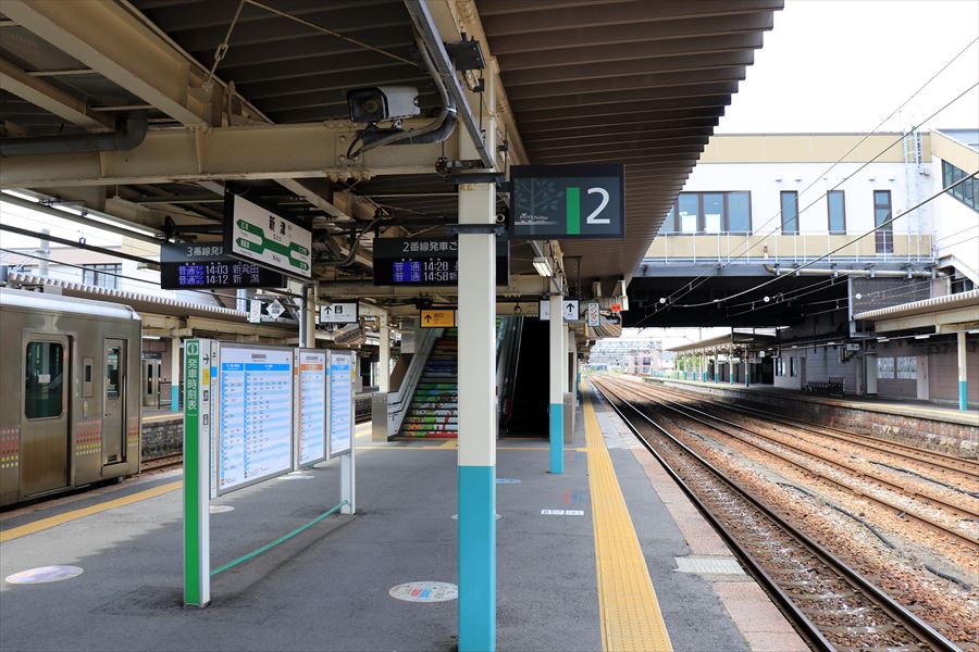 新津駅のホームと電車