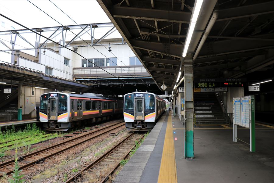 長岡駅のホームのE129系電車