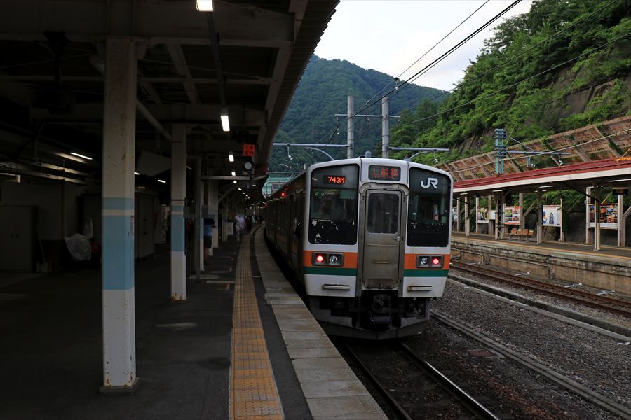 水上駅のホームの211系電車