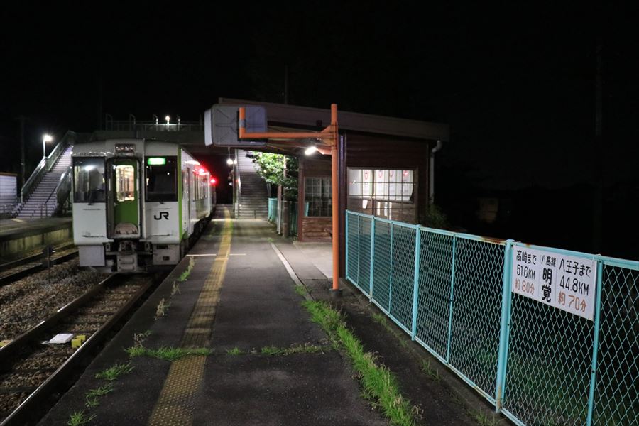 明覚駅のホームとキハ110系気動車