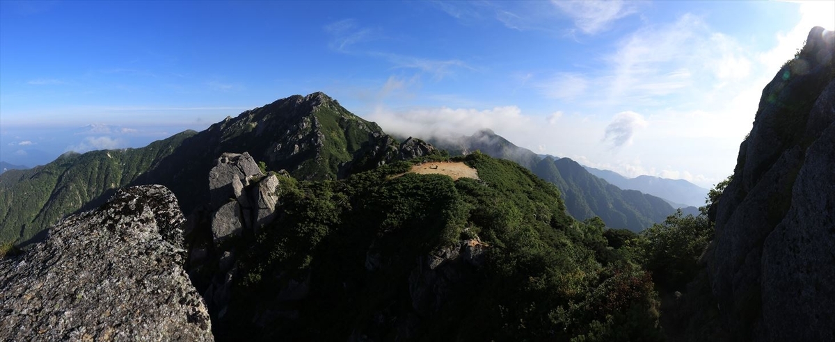 仙涯嶺の山頂と南駒ヶ岳（中央アルプス）