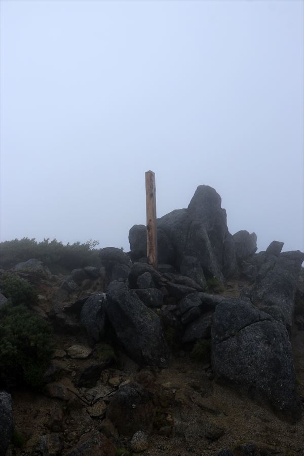 熊沢岳の山頂の看板（中央アルプス）