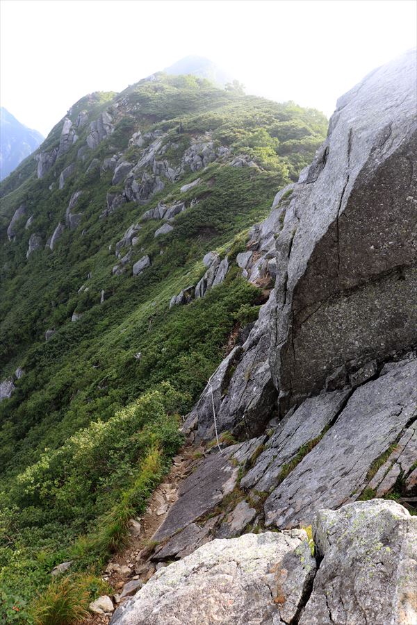 熊沢岳の岩場のトラバース（中央アルプス）