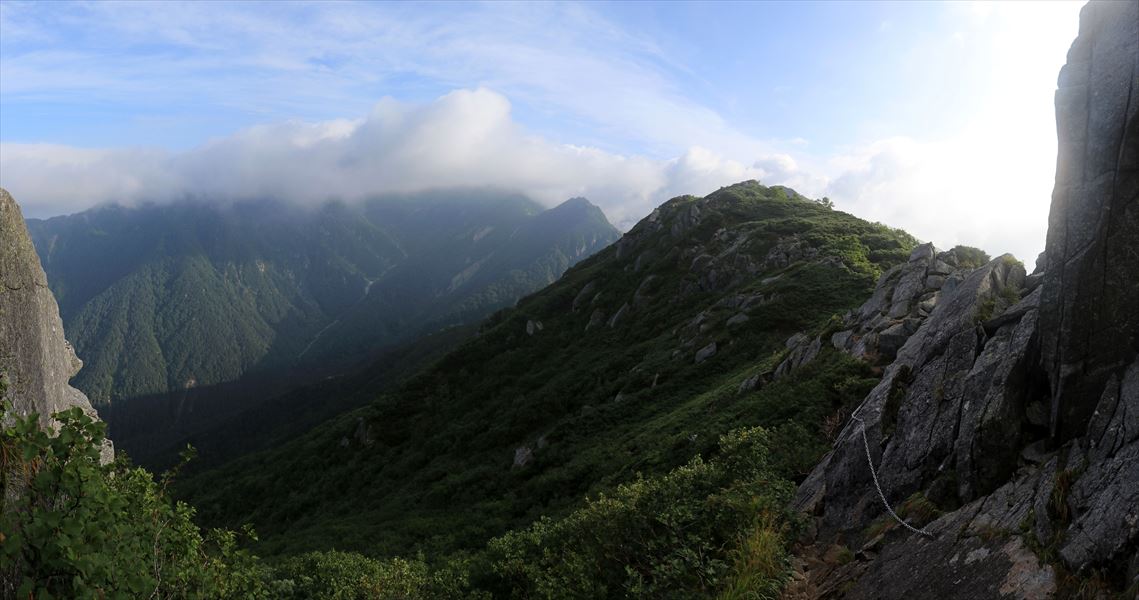 熊沢岳の鎖場と大滝山