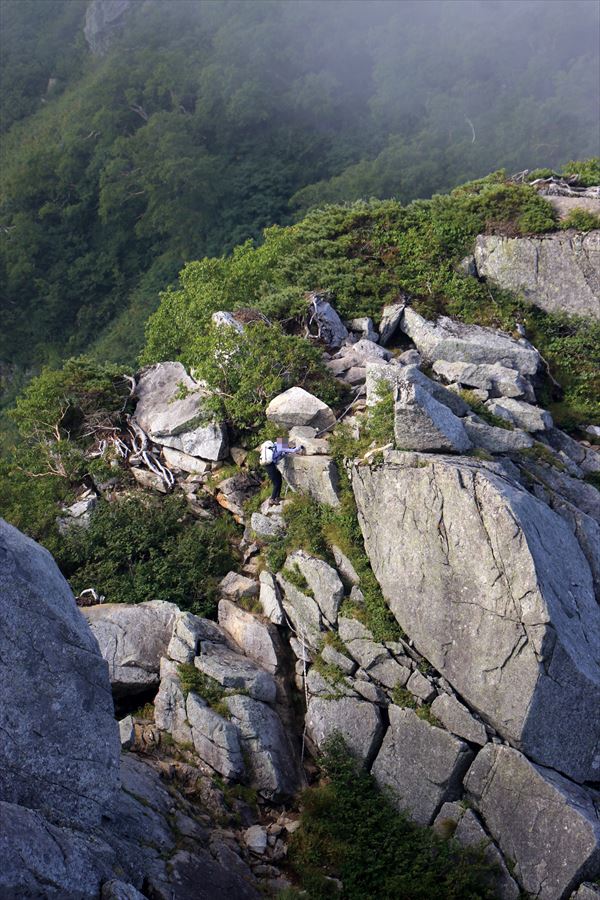 熊沢岳の鎖場を下る人（中央アルプス）