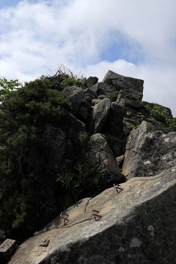 濁沢大峰の岩場のステップ