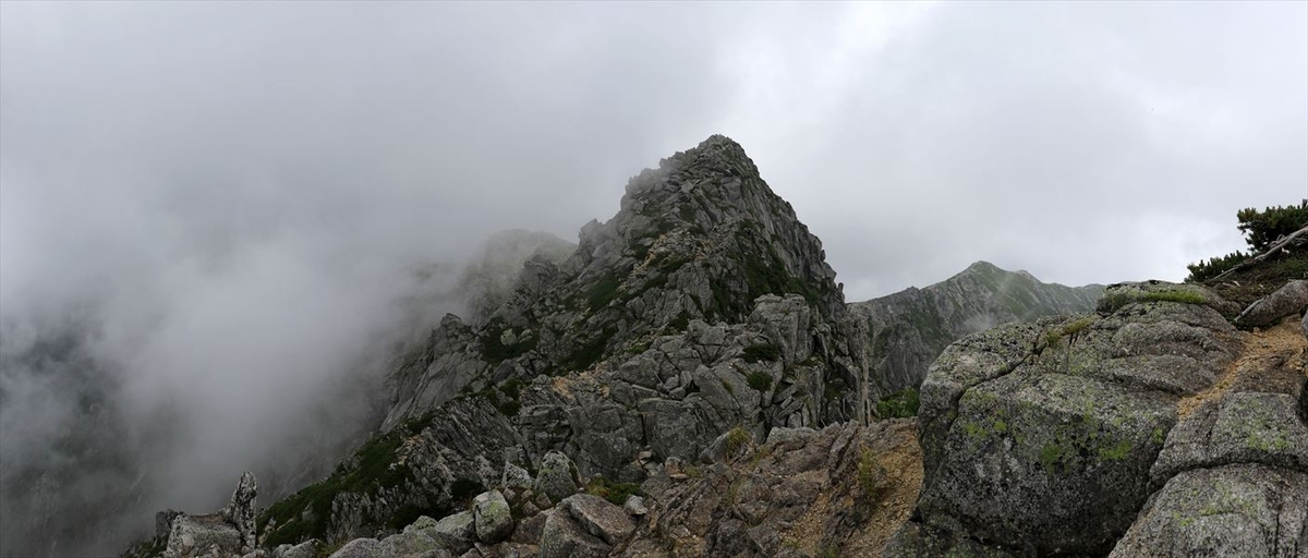 宝剣岳と岩場（三ノ沢分岐）