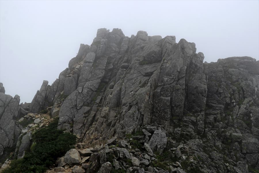 ガスの宝剣岳の岩場の登り