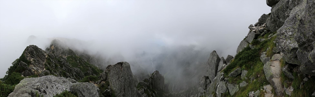 宝剣岳の岩場の登山道（中央アルプス）