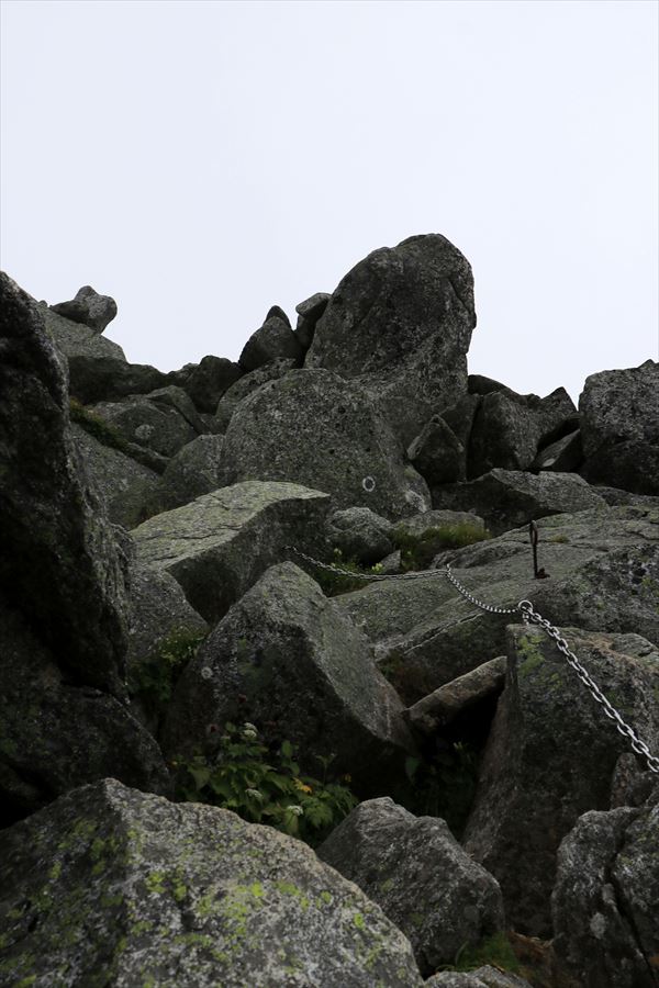 宝剣岳の山頂直下の鎖場