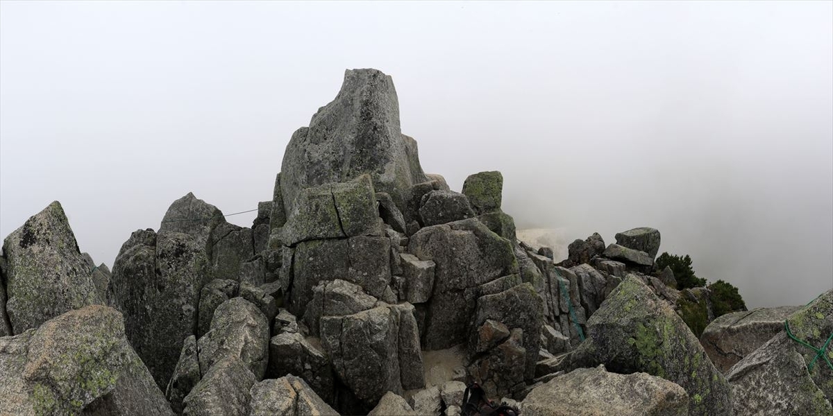 宝剣岳のガスの山頂の展望