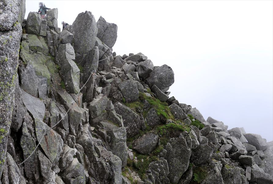 宝剣岳の山頂直下の岩場のトラバース（中央アルプス）