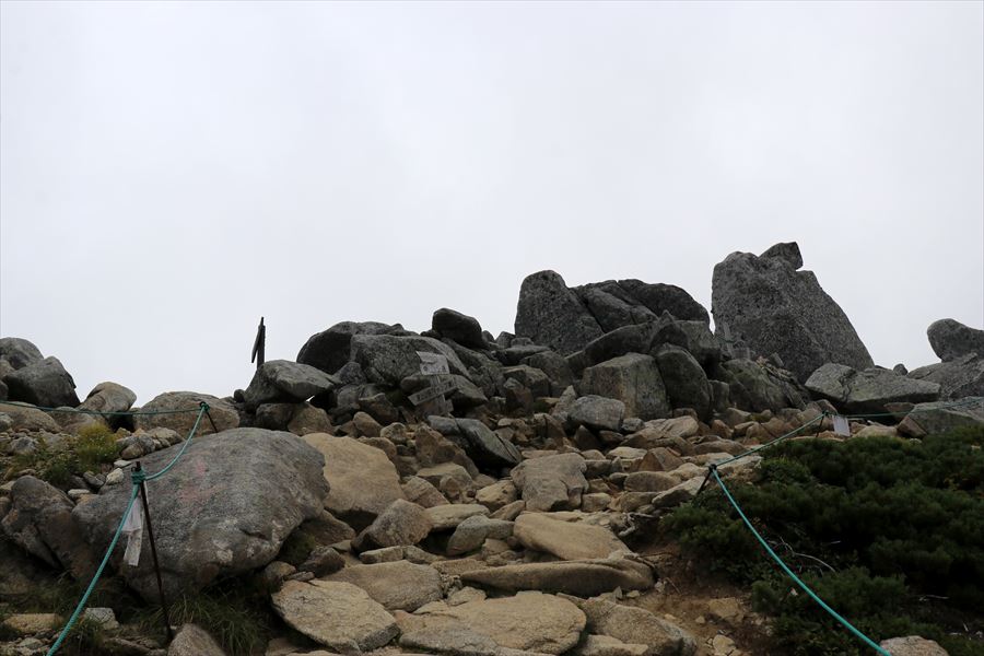 中岳の山頂の看板（中央アルプス）
