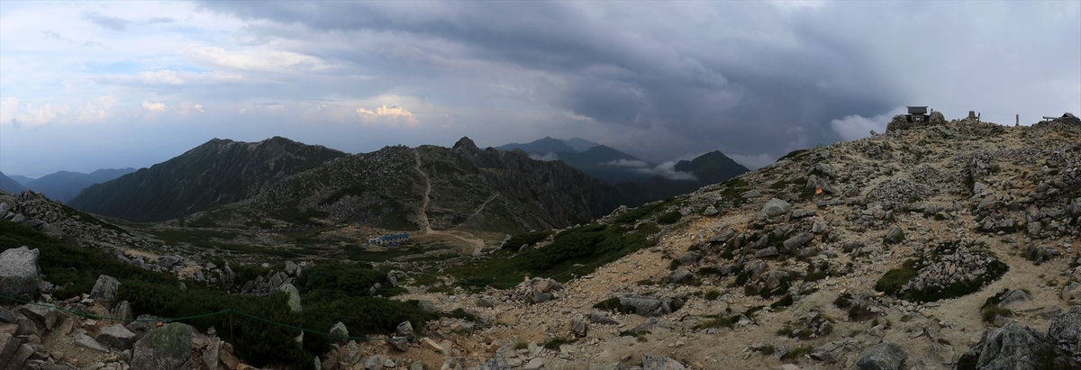 中央アルプスの木曽駒ヶ岳の山頂の展望（夕暮れ）