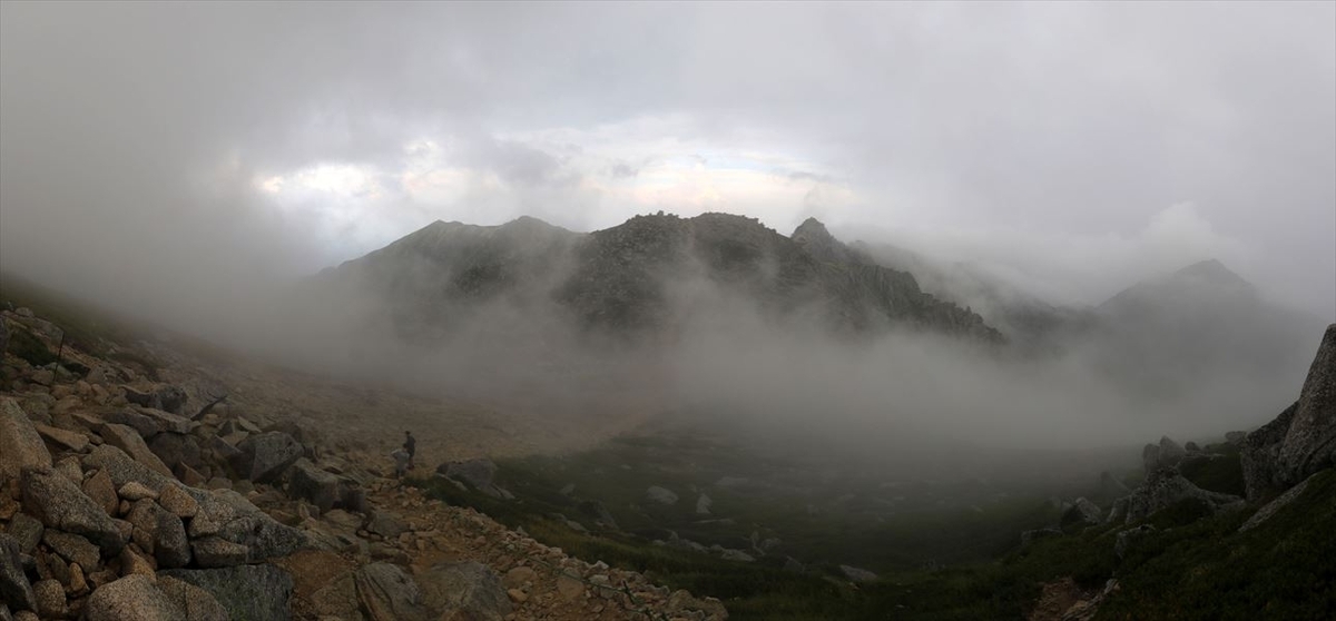 宝剣岳と中岳（中央アルプスの木曽駒ヶ岳の展望とガス）