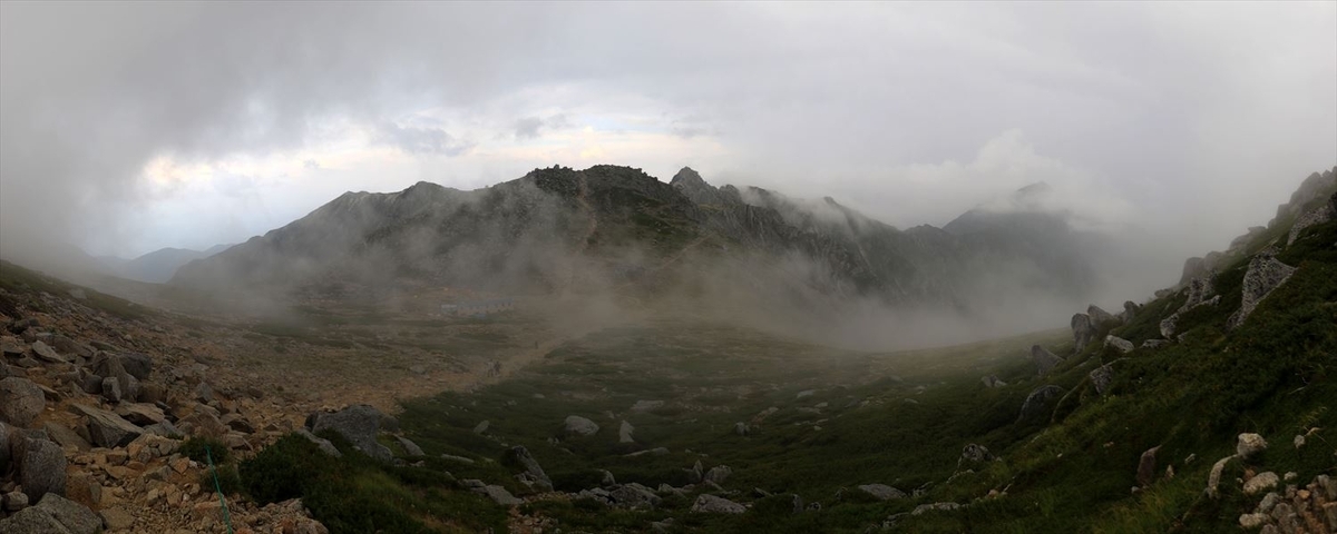 中央アルプスの中岳と木曽駒ヶ岳頂上山荘（ガスの展望）