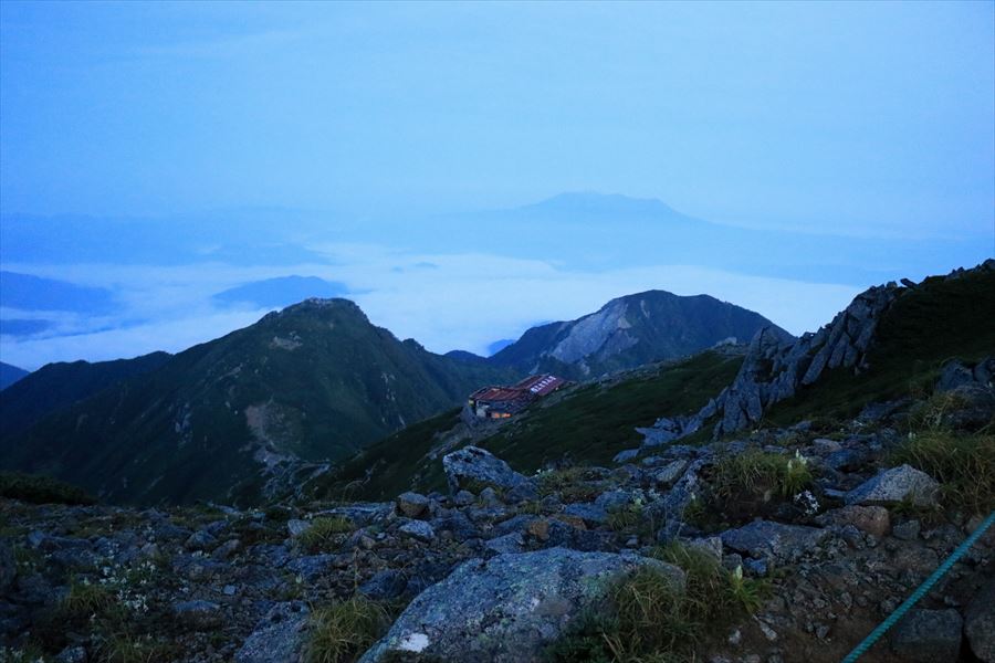 木曽小屋と麦草岳と御嶽山（中央アルプス）