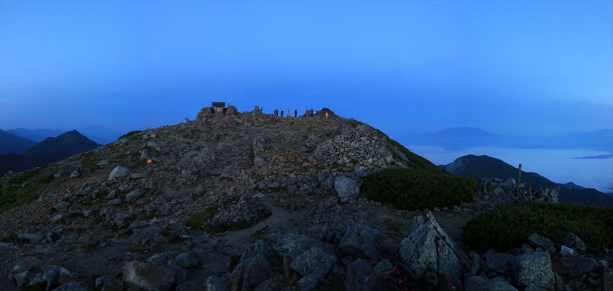 木曽駒ヶ岳の山頂の景色（日の出前）