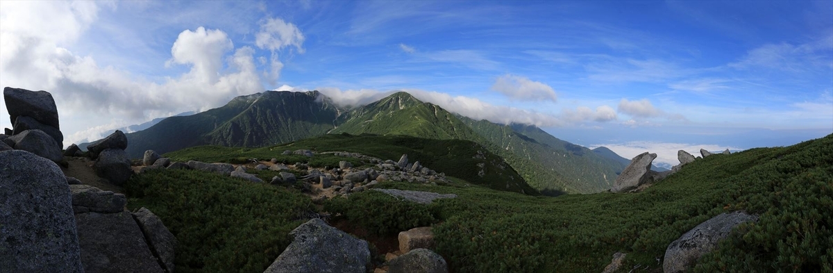 木曽駒ヶ岳と宝剣岳と雲（遭難記念碑の展望）