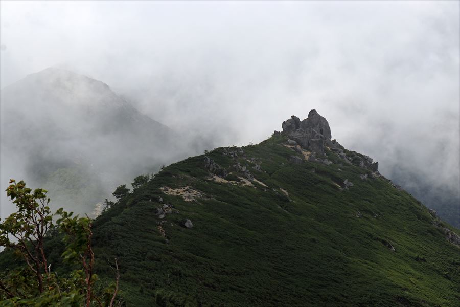 行者岩の望遠（中央アルプスの茶臼山）