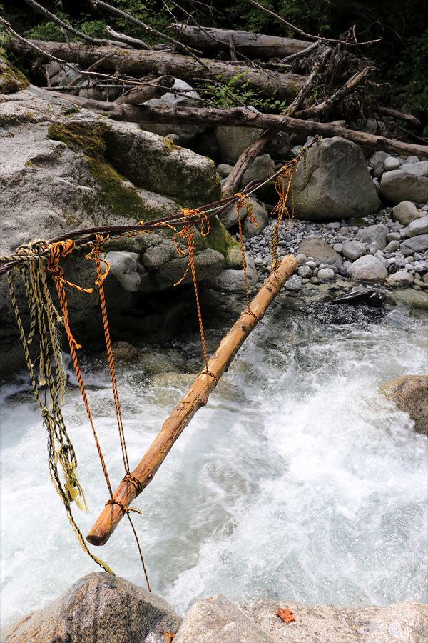 正沢川の一本橋（吊り橋）（中央アルプスの茶臼山の登山道）