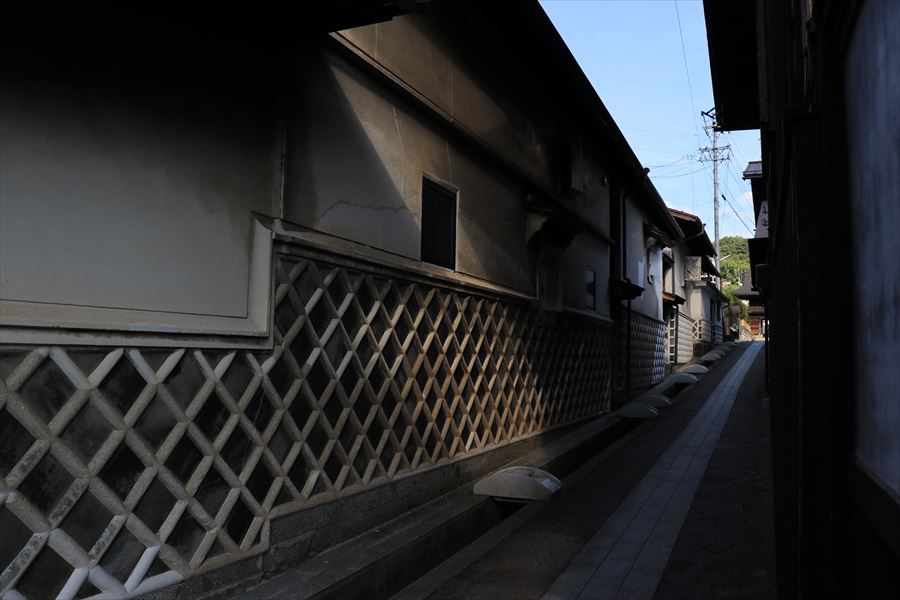 旧中山道の福島宿のなまこ壁（木曽福島）