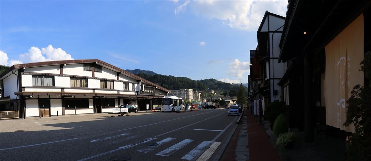 木曽福島駅の駅舎と駅前風景