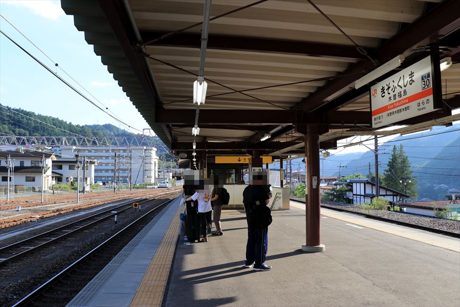 木曽福島駅のホームの景色
