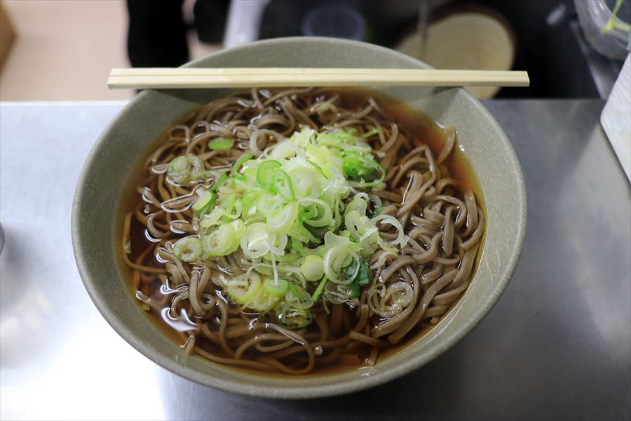 塩尻駅の狭い立ち食い蕎麦のかけそば