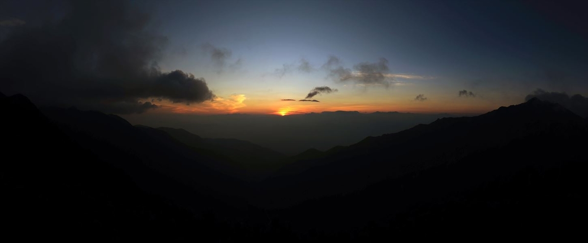 日の出（中央アルプスの東川岳）