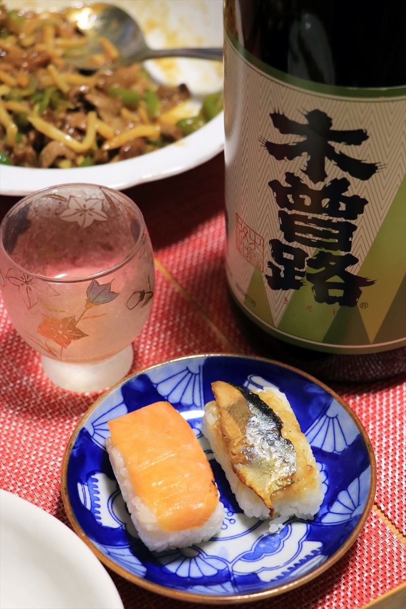 日本酒（木曽路の本醸造）と押し寿司（柿の葉寿司）