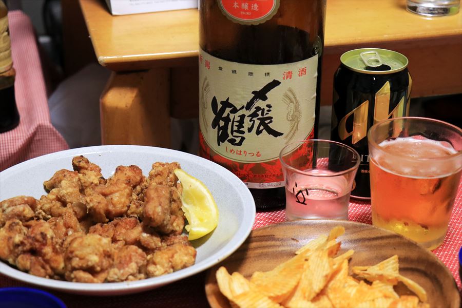〆張鶴 月(本醸造) 宮尾酒造 唐揚げ ポテトチップス 食事 日本酒