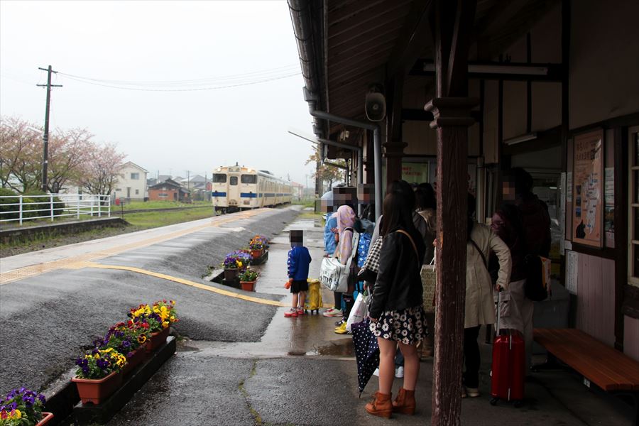 小城駅 唐津線 ホーム 列車(気動車) キハ40 風景