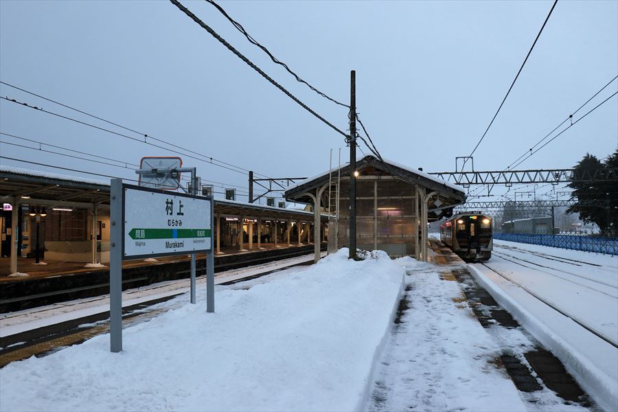 村上駅 羽越本線 GV-E400系 ホーム 積雪 冬季 新潟県