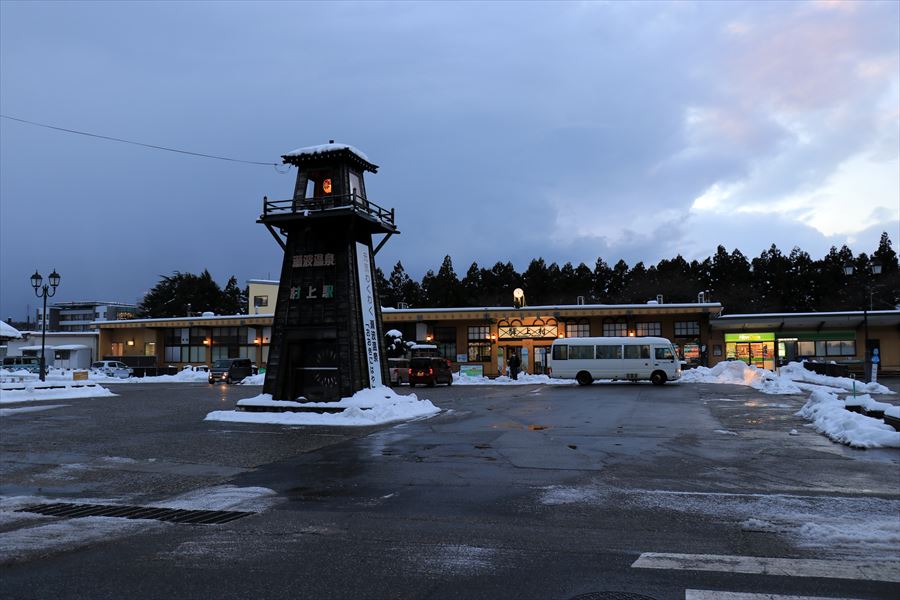 村上駅 羽越本線 駅舎 駅前風景 積雪 冬季