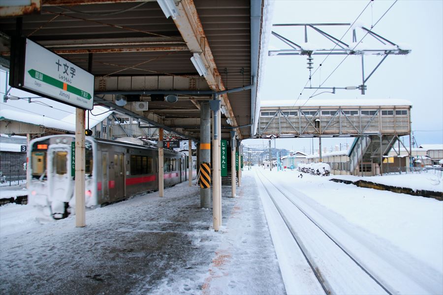 十文字駅 奥羽本線 ホーム 大雪 1月 701系電車 秋田県