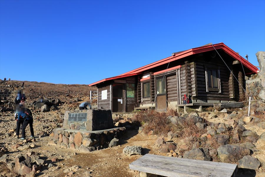峰の茶屋跡 避難小屋 那須岳 山小屋 登山者