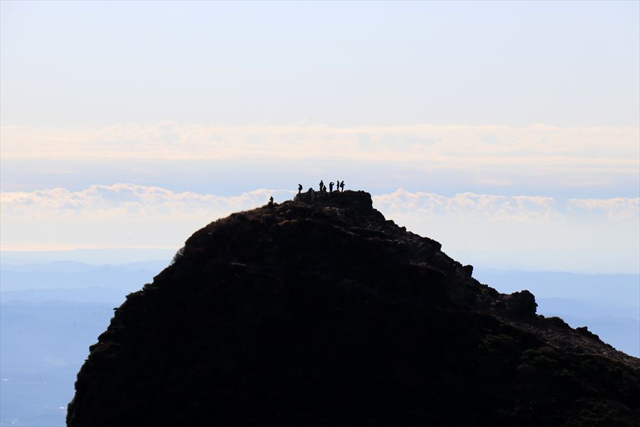 朝日岳 山頂 人の姿 1900m峰 望遠