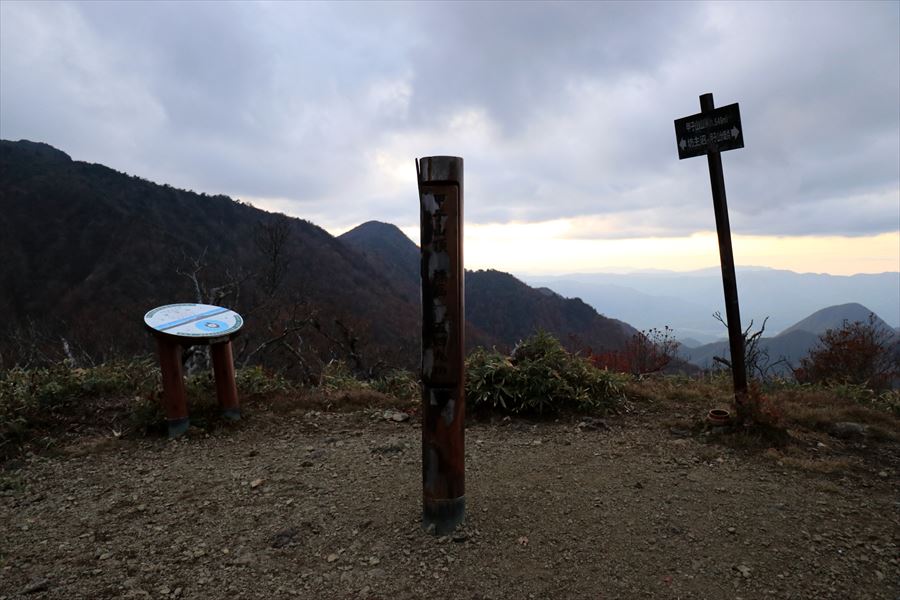 甲子山 山頂 看板 夕方 那須岳