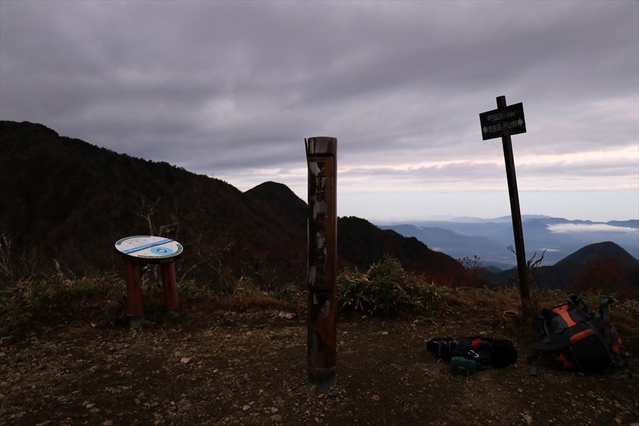 甲子山 山頂 看板 朝焼け 那須岳