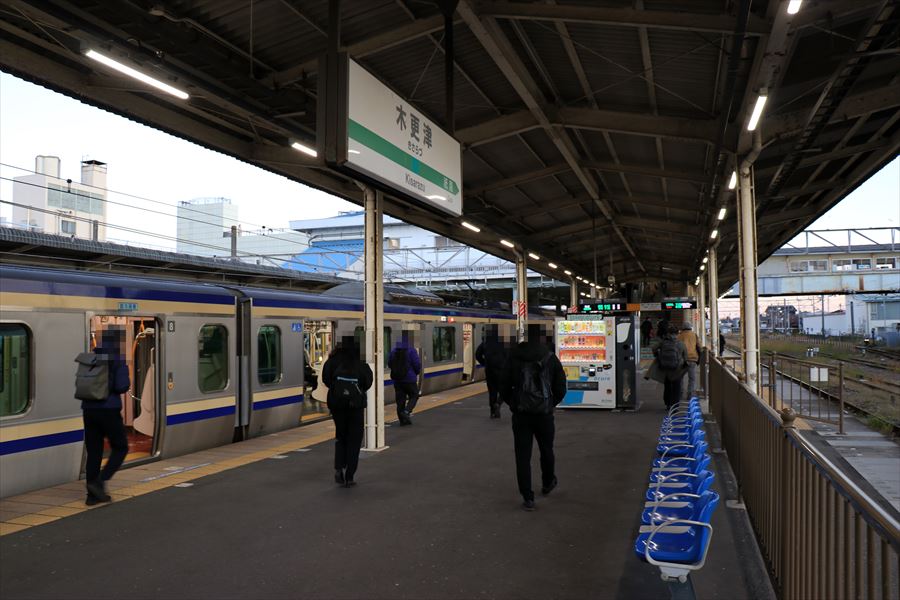 木更津駅 ホーム 内房線 千葉県 E235系 電車