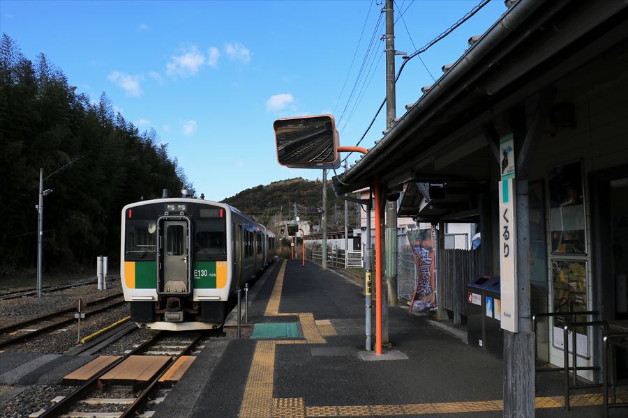 久留里駅 ホーム 久留里線 キハE130 気動車 千葉県