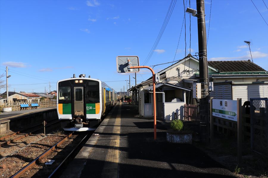 横田駅 ホーム 駅名標 キハE130 気動車 久留里線 千葉県
