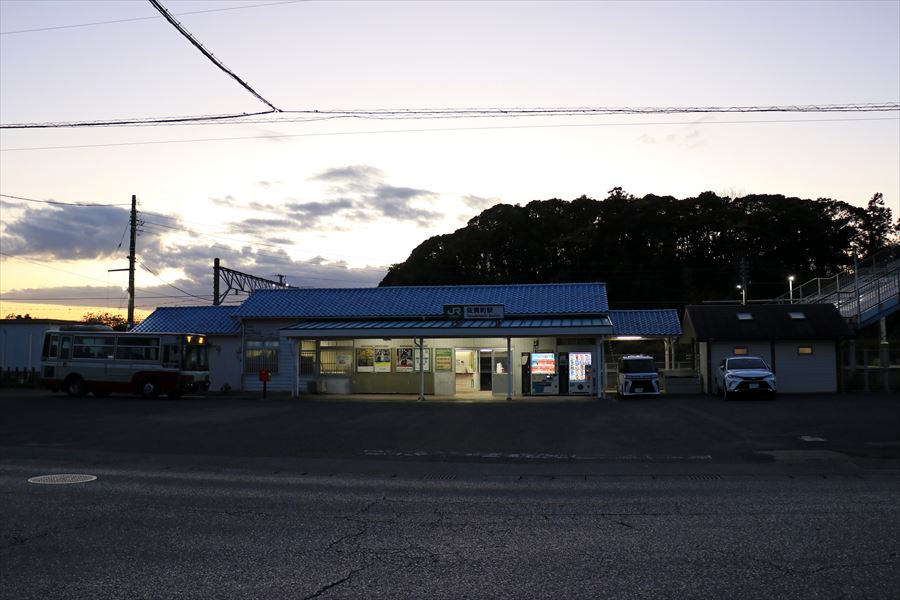 佐貫町駅 駅舎 木造 夕方 内房線 千葉県