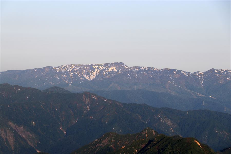 苗場山 山容 望遠 七ツ小屋山 谷川連峰