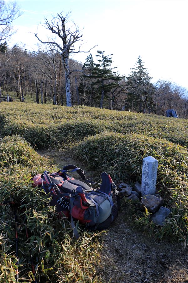 三津河落山 山頂 石碑 ザック 台高山脈 大台ヶ原