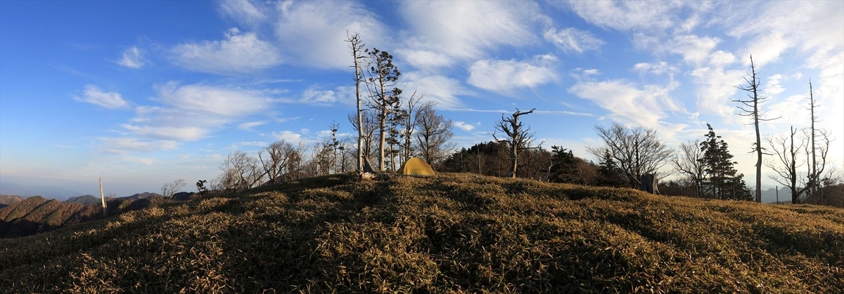 三津河落山 山頂 笹原 テント 望遠 台高山脈 大台ヶ原