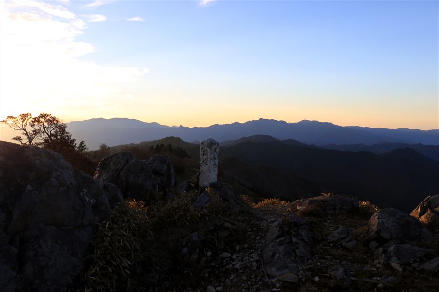 大和岳 山頂 石碑 台高山脈 大台ヶ原