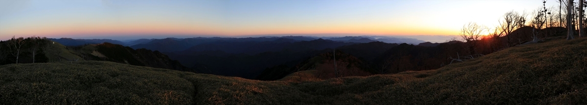 三津河落山 山頂 日の出 笹原 台高山脈 大台ヶ原