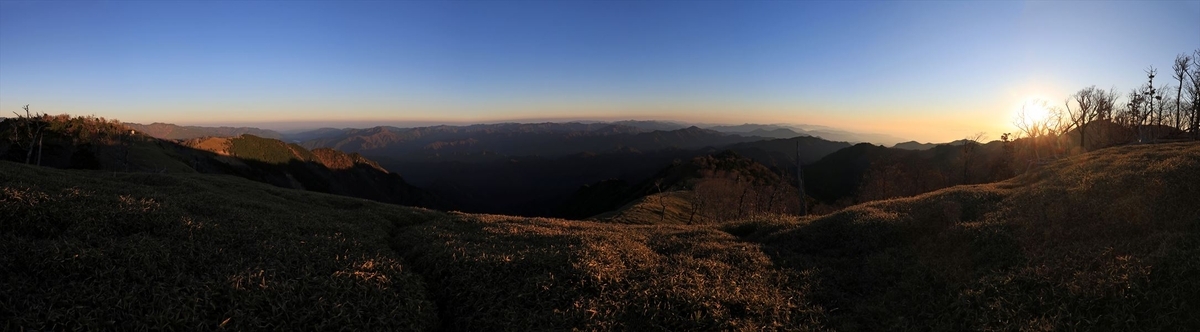 三津河落山 山頂 風景 展望 朝日 台高山脈 大台ヶ原